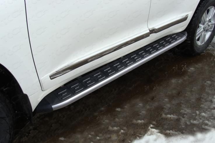Пороги и боковые трубы на Toyota Land Cruiser 200 фото 1